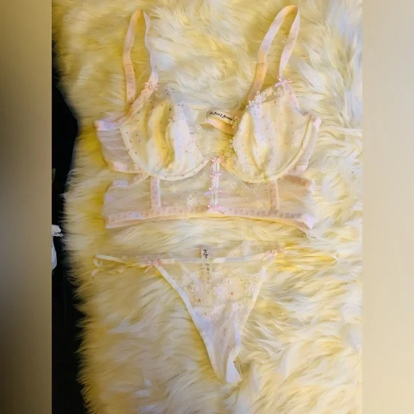 For love and lemons lingerie set - Picture 2 of 3